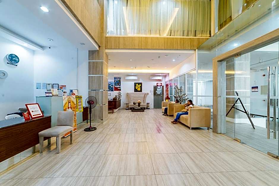 RedDoorz Plus near Gaisano Mall Kalibo - Vaccinated Staff