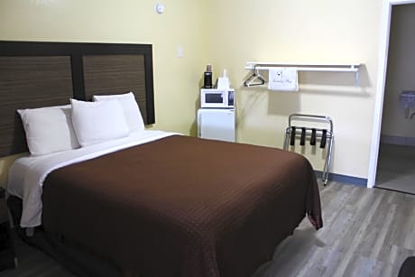 1 Queen Bed Nonsmoking Accessible