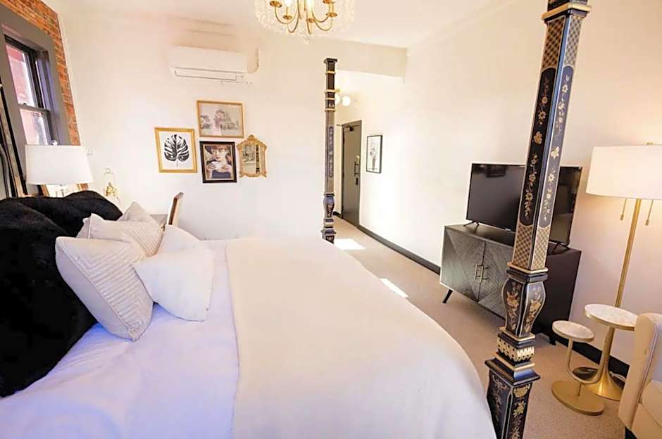 Speakeasy King Suite (Rm1)