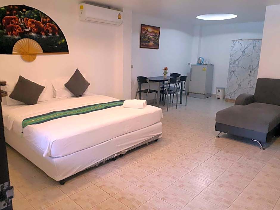 Phratamnak Inn - 100 meter from Beach