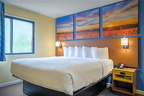 1 King Bed Studio Suite Non-Smoking