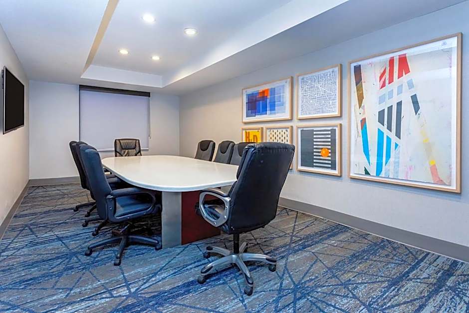 Holiday Inn Express & Suites Lantana By IHG