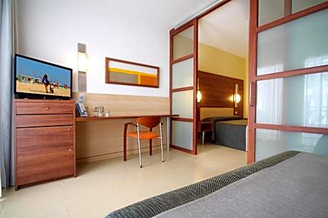 Family Room (2 Adults + 2 Children)