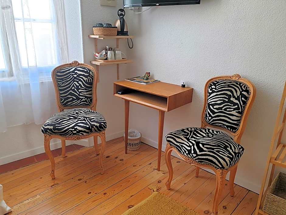 Chambres d'Hôtes et Gîtes- L'Abri sous Roche