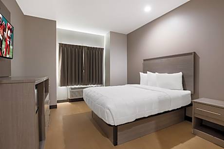 Deluxe Room with One Queen Bed Disability Access Roll-In Shower Non-Smoking