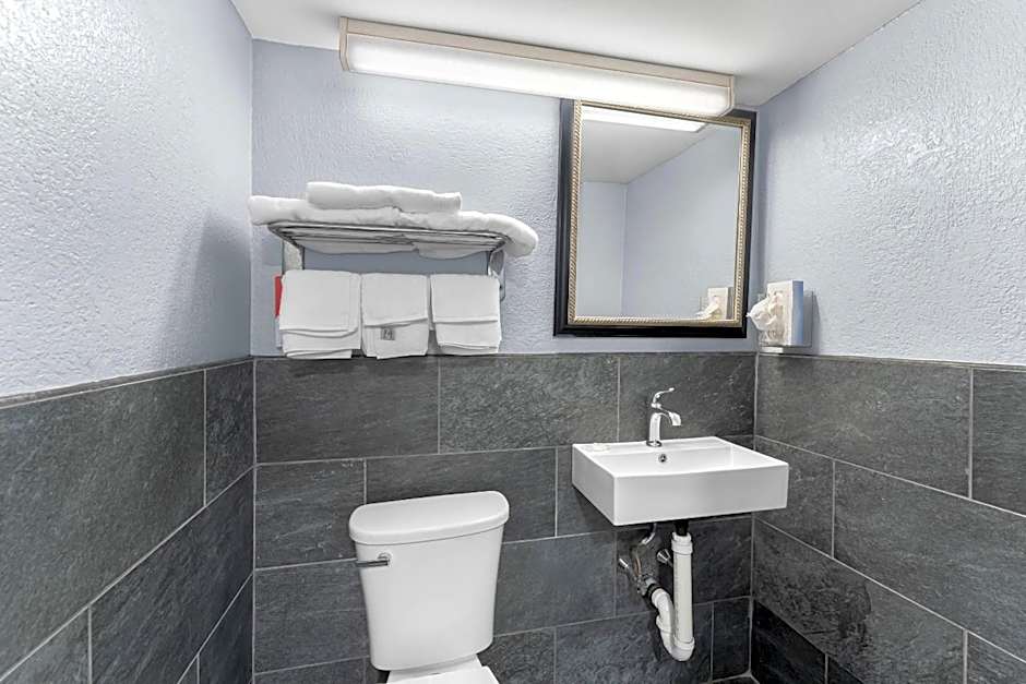 Econo Lodge Cranston - Providence