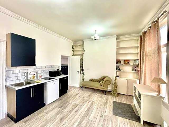 London Budget Bliss, London W12, white city, shepherd's bush market