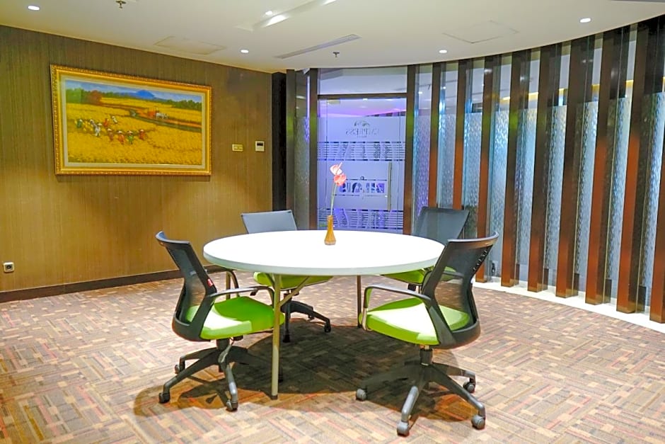 Empress Hotel Makassar City Center by LIFE