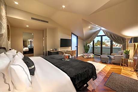 Deluxe Double Room with Side Sea View