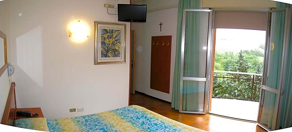 Hotel Boomerang - Check-in & Meals in front at hotel Sporting