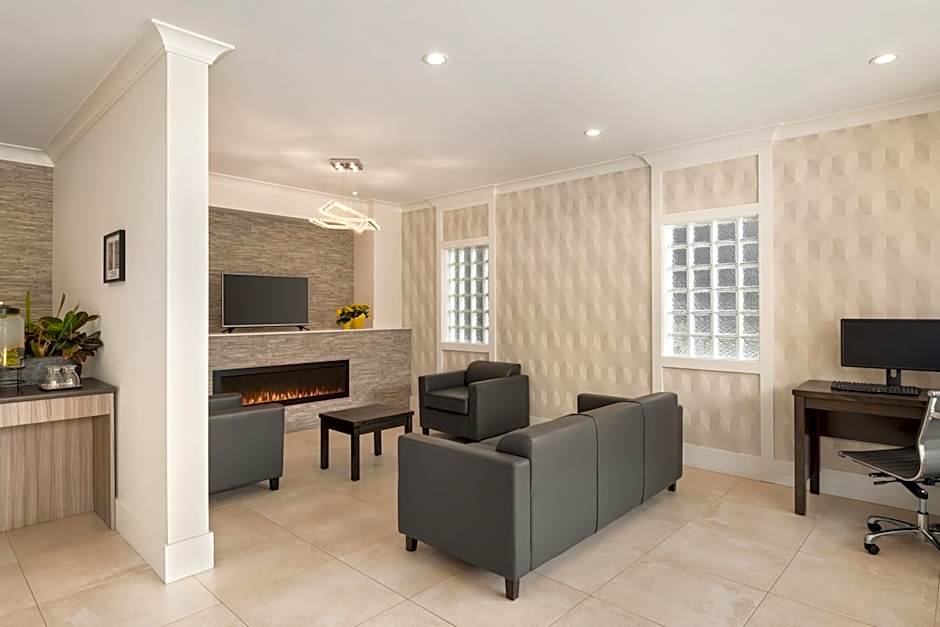 Days Inn by Wyndham 100 Mile House