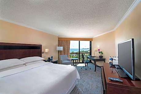 Club lounge access, Larger Guest room, 1 King, Ocean view