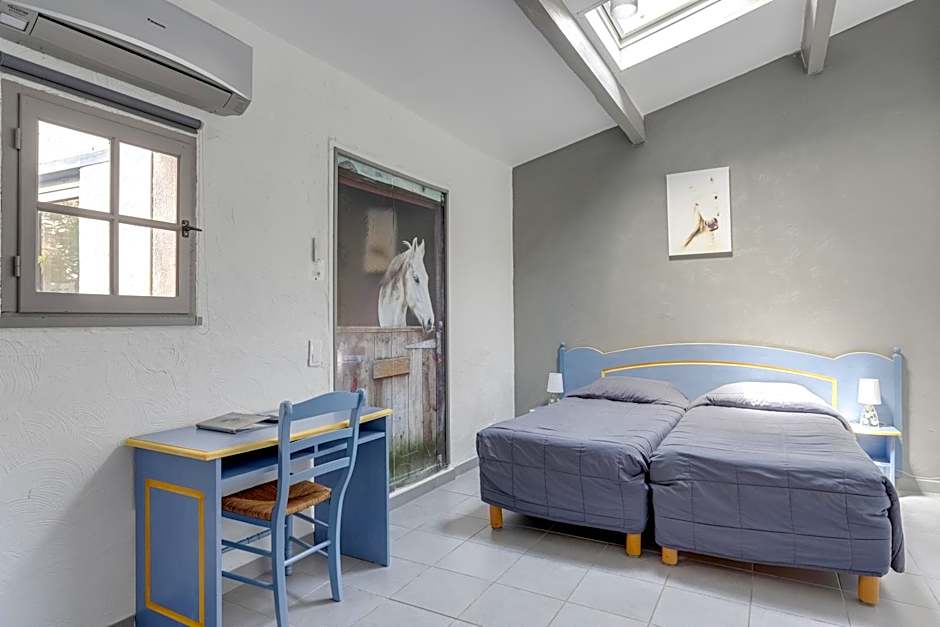 Hotel Les Palmiers En Camargue