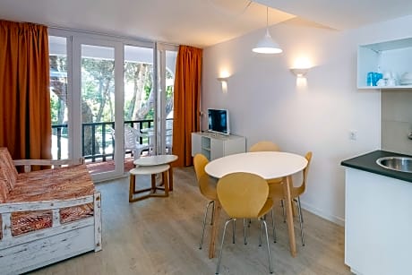 SUPERIOR ONE BEDROOM APARTMENT WITH AIR CONDITIONING 1 ADULT