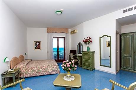 Two Double Bed Superior Room with Sea View