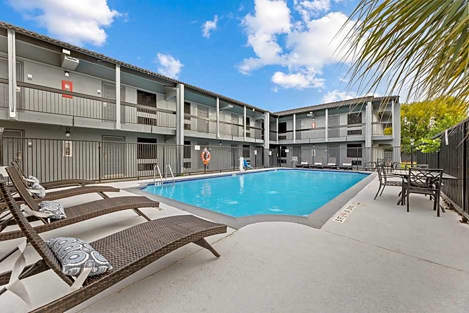 Days Inn & Suites by Wyndham Texas City