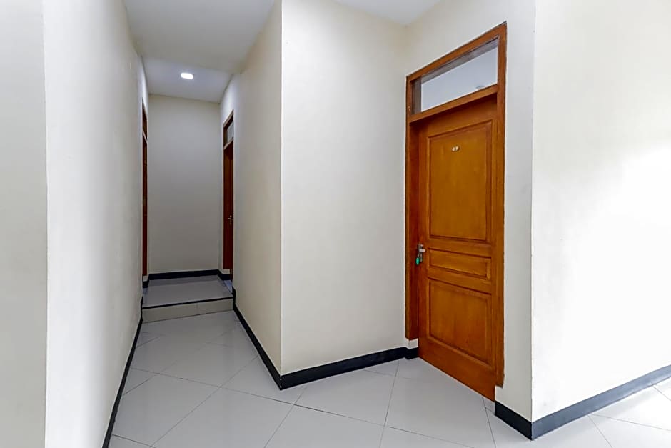 RedDoorz at WR Supratman Batu