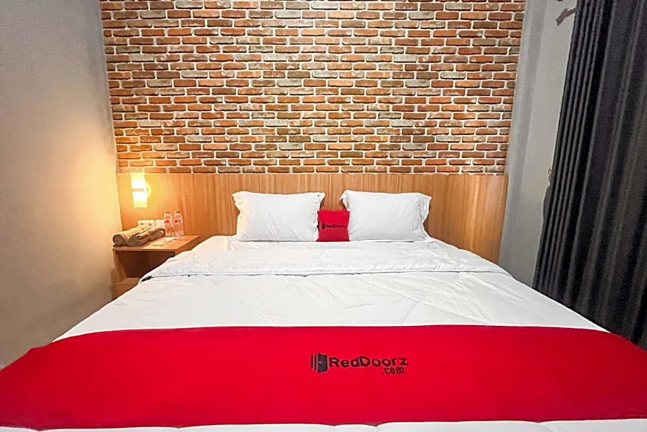 RedDoorz Plus @ New Favour Hotel Gunung Dempo