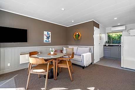 Superior One-Bedroom Apartment (4 Adults)