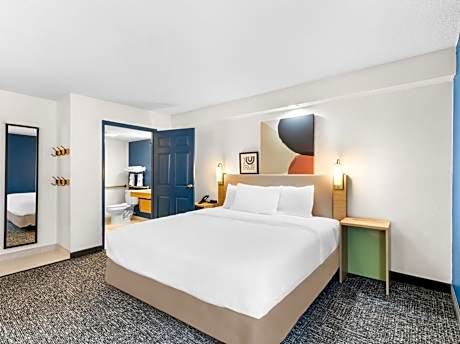 King Room with Bath Tub - Mobility/Hearing Access