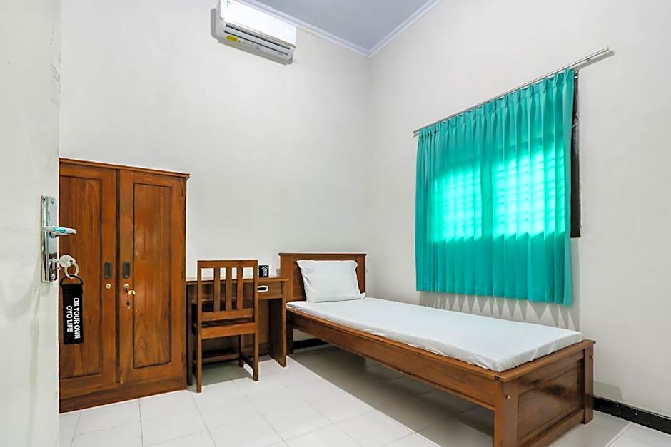OYO 3187 Kost Putri Bu Chris