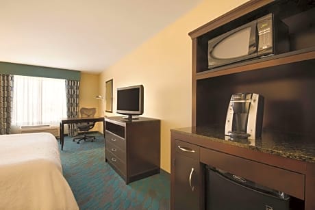 1 King Mobility/Hearing Accessible W/ Bathtub