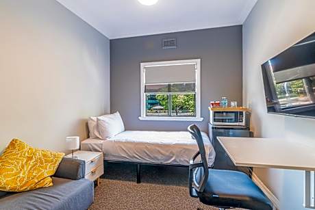 Arran Single Lounge With Shared Bathroom & A/C