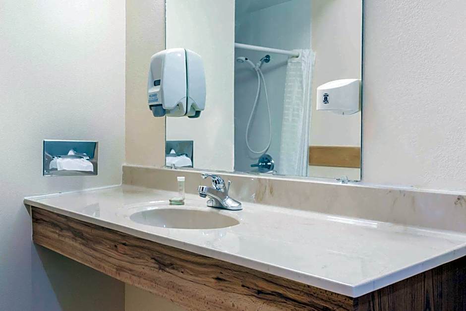 Super 8 by Wyndham Higginsville