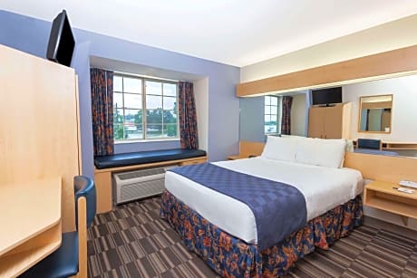 1 Queen Bed Smoking Room With Free