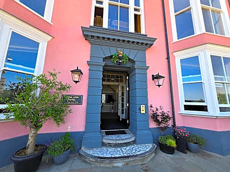Royal Lion Hotel
