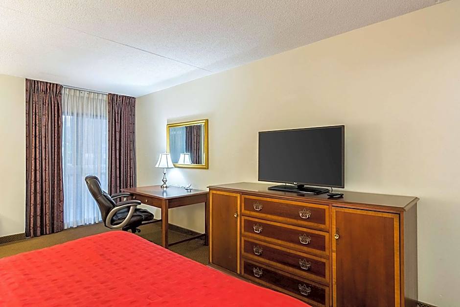 Plaza Inn & Suites