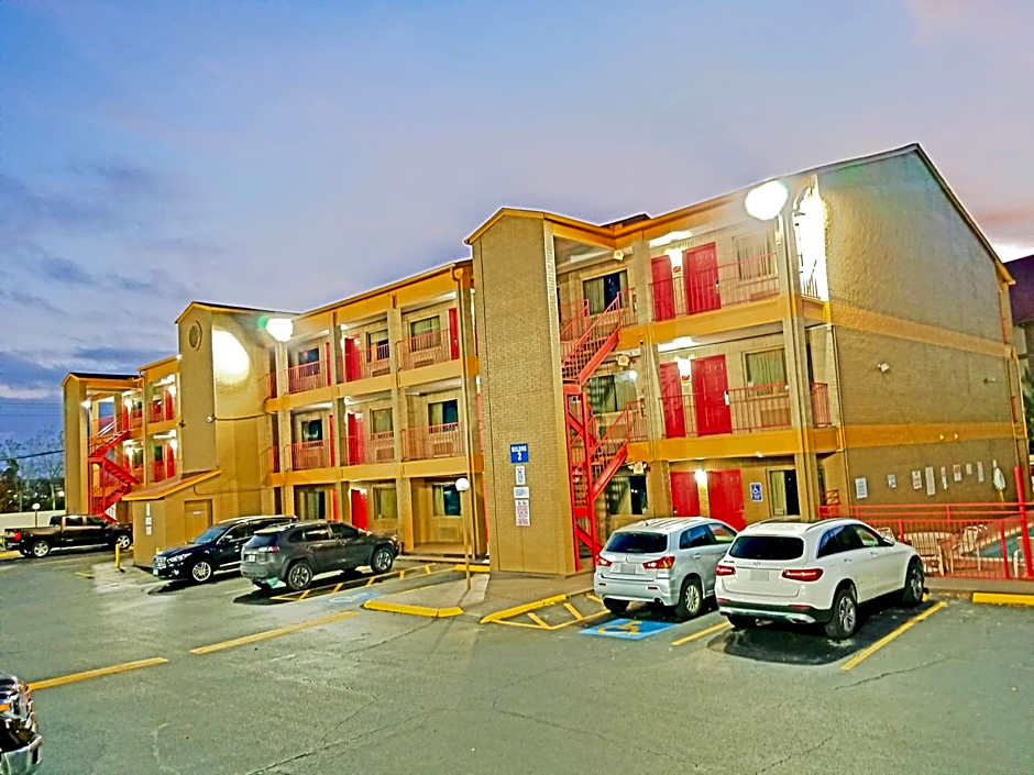 Howard Johnson by Wyndham Houston Hobby Airport