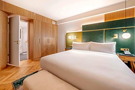 One-Bedroom Suite - Lounge Access