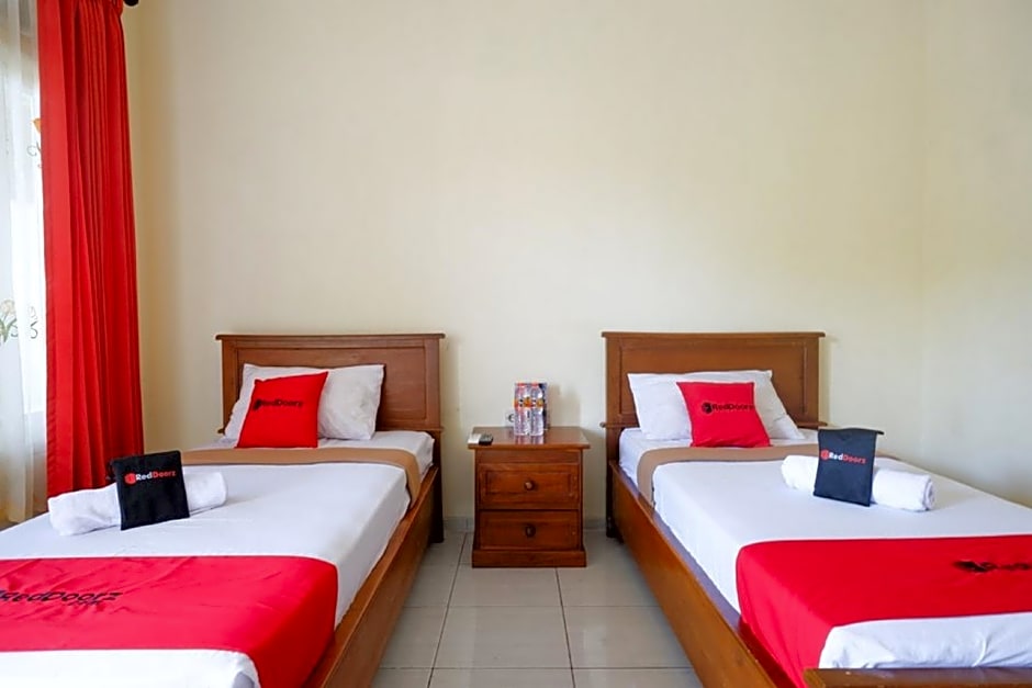 RedDoorz Plus near Stadion Wijaya Kusuma