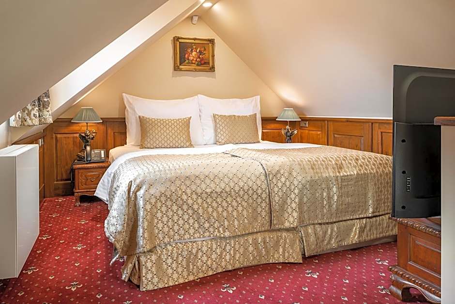 Iron Gate Hotel & Suites