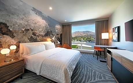 Classic King Room with Adapted Tub - Mobility Accessible