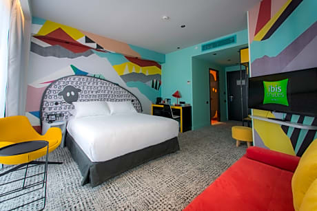 superior room with 1 double bed for single use