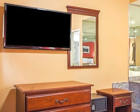 Queen Room - Accessible/Nonsmoking