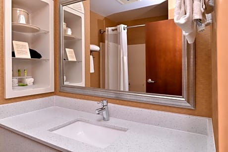 King Room - Disabilty Access With Roll In Shower - Non-Smoking
