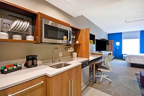 2 QUEEN BEDS 1 BEDROOM SUITE NONSMOKING, FREE BRKFST/WI-FI-KITCHEN W/MICRO/FRIDGE, SEPARATE BDRM/LIVING-HDTV-SOFABED-WORK AREA