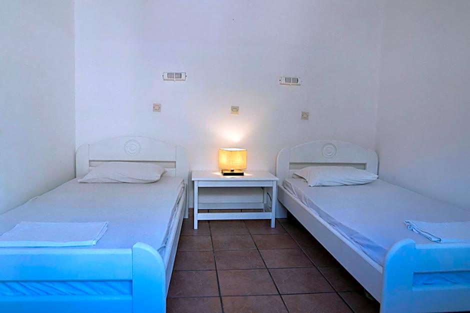 Armadoros Hotel / Ios Backpackers