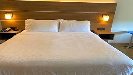 1 King Bed Standard Mobil Access Tub