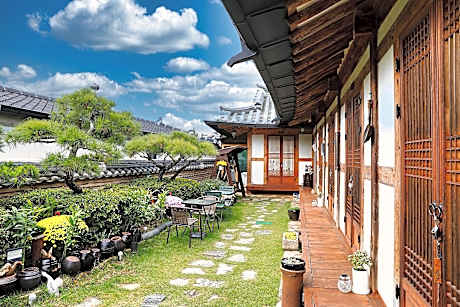 Jeonju Hanok Maeul Yeonwoodang Hanok