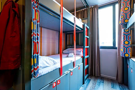 Bed in 4 Bed Mixed Dormitory Room with Ensuite Bathroom