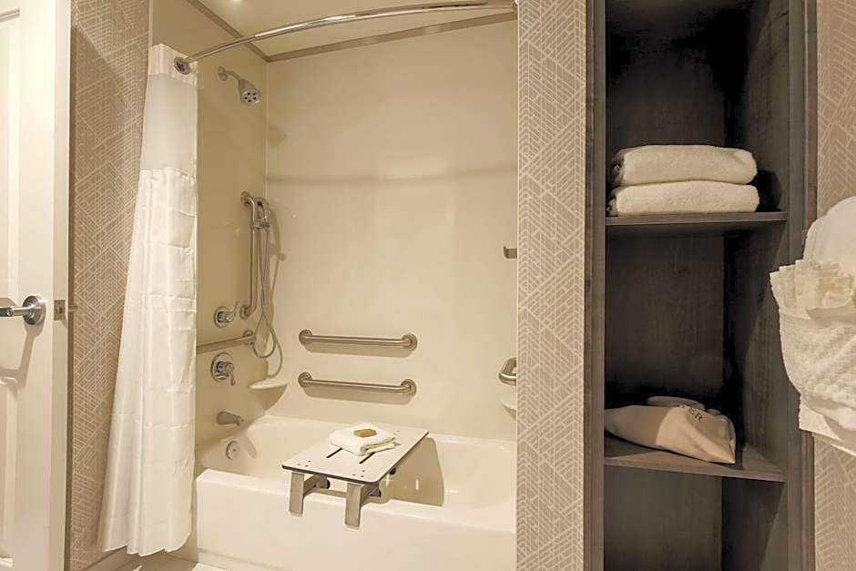 DoubleTree by Hilton Evansville