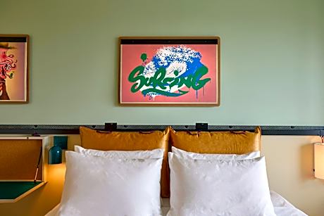 Moxy XL King Room with Balcony - Oceanfront