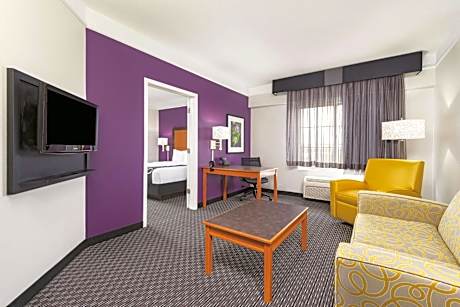 Deluxe King Suite - Non-Smoking