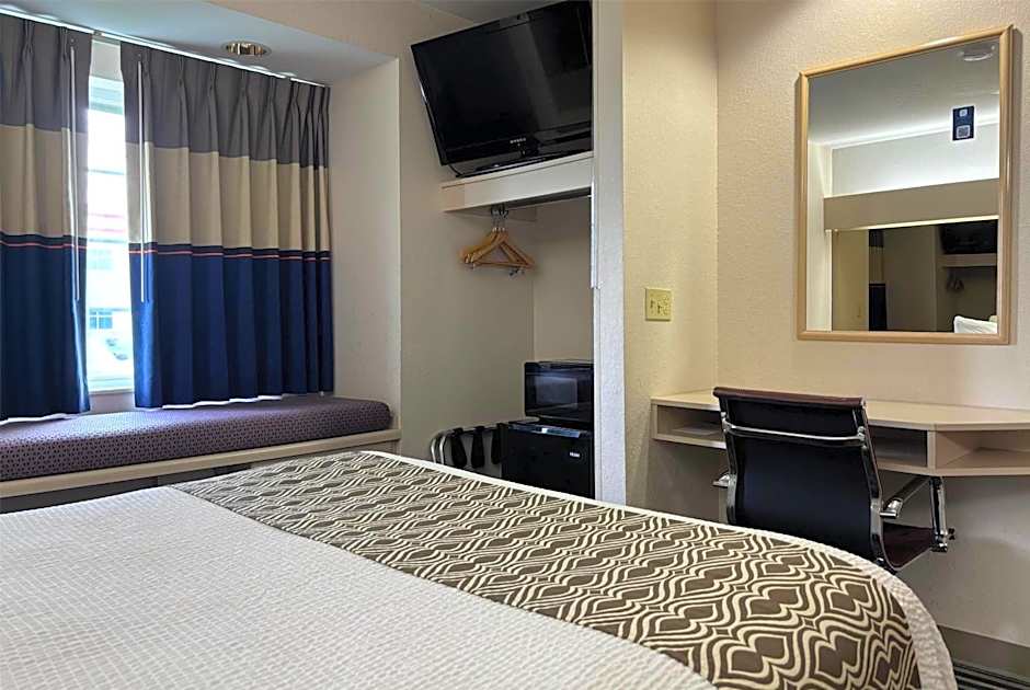 Photo 1 of 18 of 1 Queen Bed