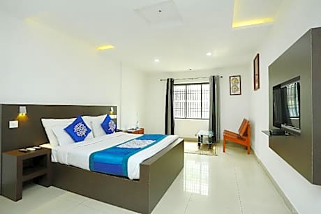 OYO 9932 Hotel Half Moon Residency