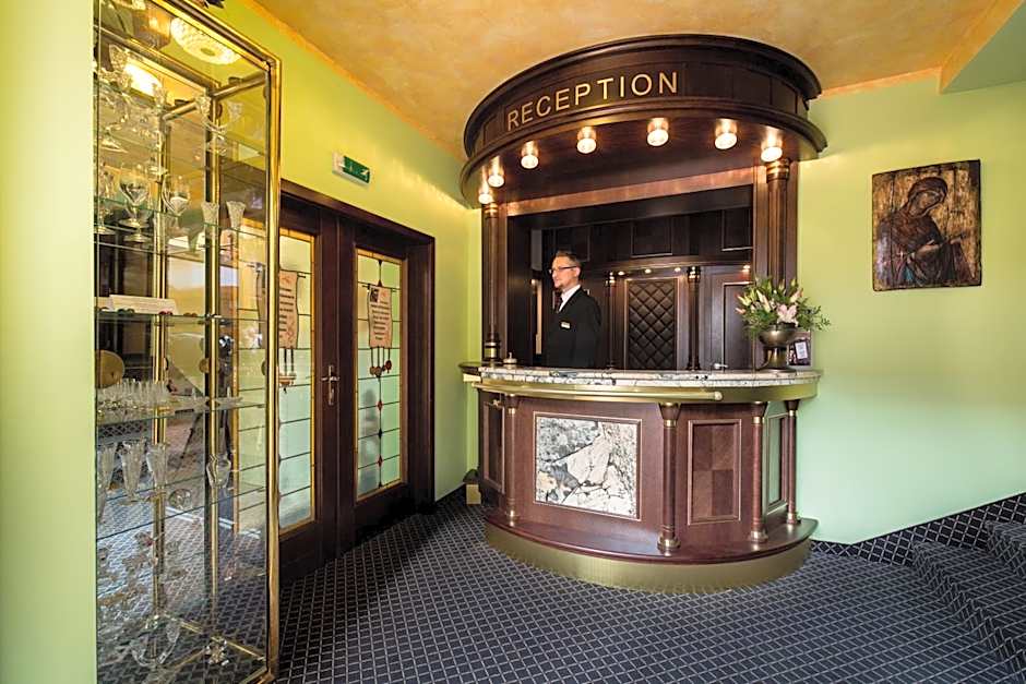 Hotel Selsky Dvur - Bohemian Village Courtyard